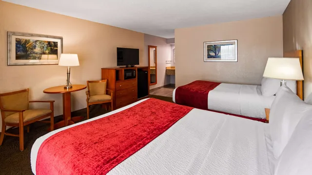 Standard, 2 Queen Beds, Pet Friendly, Best Western Thunderbird Motel 3/8