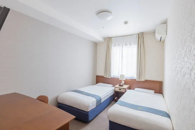 غرفة بسريرين منفصلين وسريرين فرديين، New Osaka Hotel Shinsaibashi 7/10