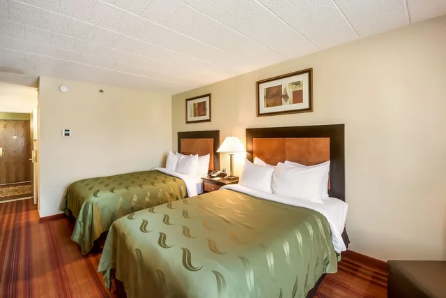 Standard, Single, 2 Double Beds، Chester Hotel & Conference Center 1/2