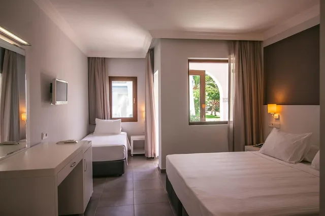 Room, 3 Beds, Lateral Side Sea View، Club Muskebi Hotel 1/6