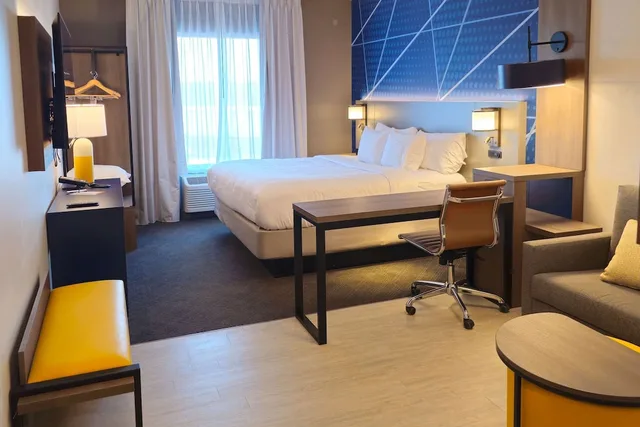 جناح بسرير كينج مع أريكة لذوي الإعاقة، Comfort Inn & Suites at Sanford Sports Complex 4/8