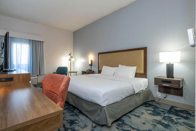 غرفة بسرير كينج مع أريكة بحوض استحمام، Hampton Inn Spring Hill 2/5