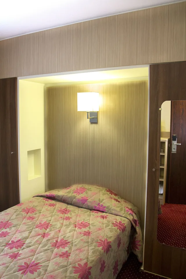 غرفة كومفورت مفردة بسرير مزدوج بحوض استحمام، HOTEL TERMINUS MONTPARNASSE 4/8