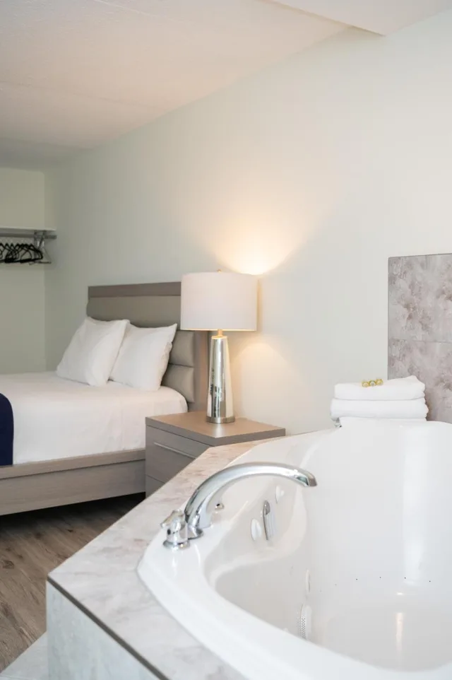 غرفة بسرير كوين بجاكوزي، Diplomat Inn 10/10