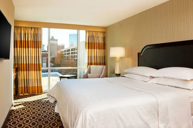 جناح ركني بسرير كينج، Courtland Grand Hotel, Trademark Collection by Wyndham 1/4