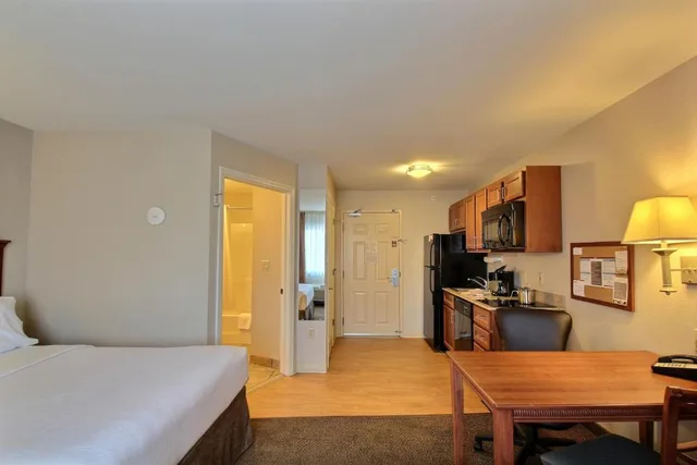 Studio, King Bed, Candlewood Suites Milwaukee Airport-Oak Creek 1/3