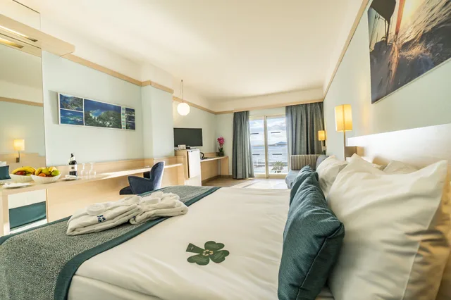غرفة قياسية بسريرين منفصلين بإطلالة على المسبح، La Blanche Resort and Spa 1/10