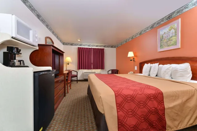 غرفة قياسية بسرير كينج، Econo Lodge Inn & Suites Corning Travel Center 2/4