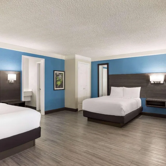 جناح عائلي بسرير كينج وسريرين مزدوجين، La Quinta Inn by Wyndham San Antonio I-35 N at Toepperwein 2/6