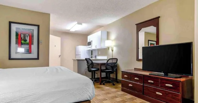 غرفة بسرير كوين بمطبخ، Studio 6 Extended stay Huntsville, AL - US Space & Rocket Center 4/10