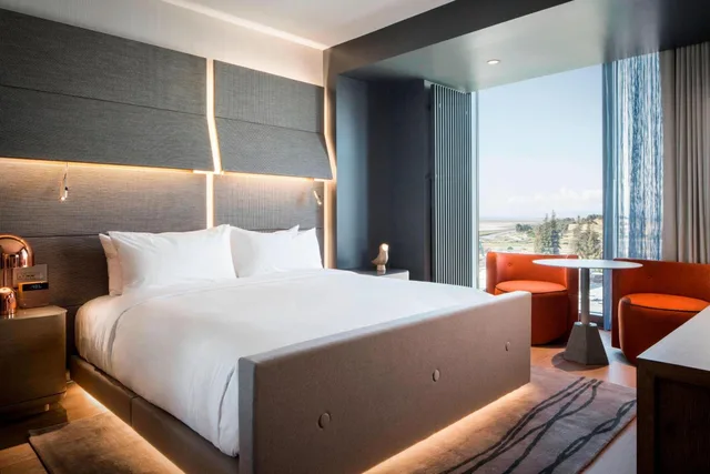 1 Bedroom, Suite, King Bed, Partial Bay View, Balcony، Hotel Nia, Autograph Collection 2/6