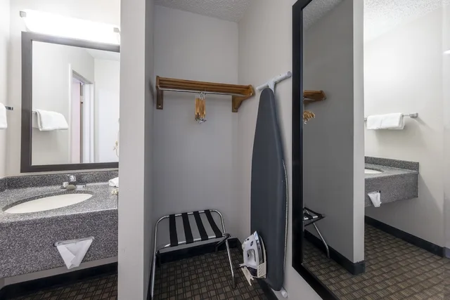 غرفة قياسية بسريرين مزدوجين مع أريكة، HomeTown Inn by Red Roof East Syracuse 5/6