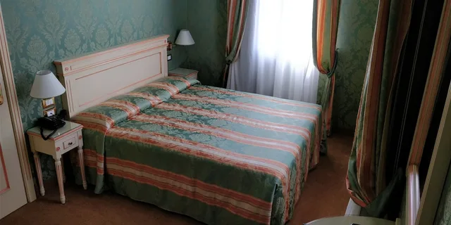 غرفة كلاسيكية ثلاثية بسرير كوين مع أريكة، Hotel Villa Delle Palme 4/10