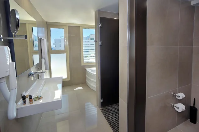 Interior, Junior, King Bed, Sofa, Outdoor Jetted Tub, Hot Tub، Nelia Beach Hotel & Spa 3/4