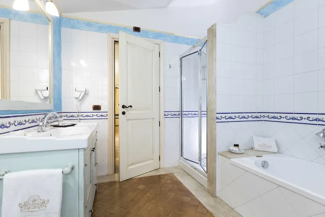 جناح بشرفة، Poseidonia Hotel 5/5