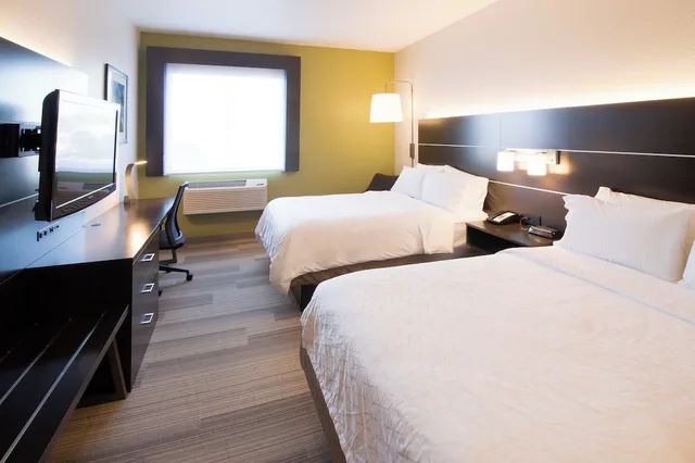 غرفة قياسية بسريرين كوين، Holiday Inn Express Hotel And Suites Worthington 2/3