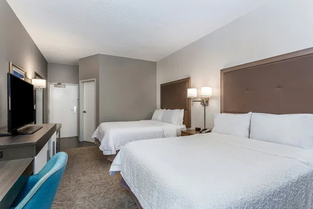 غرفة بسريرين كوين، Hampton Inn Milwaukee Airport 2/4