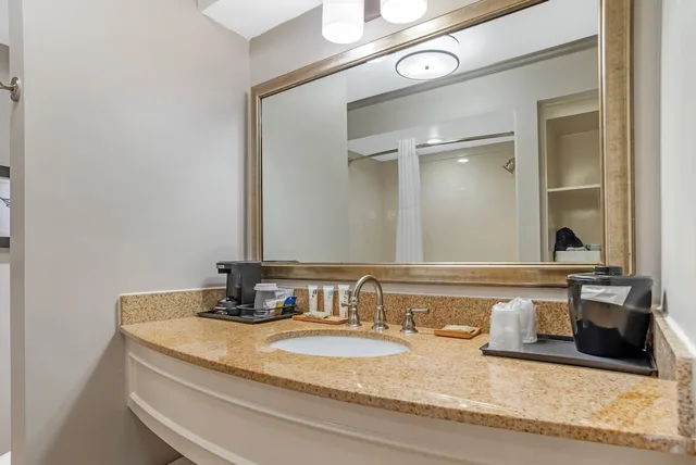 غرفة بريميوم بسرير كينج، Country Inn Suites By Radisson Metairie New Orleans La 6/8