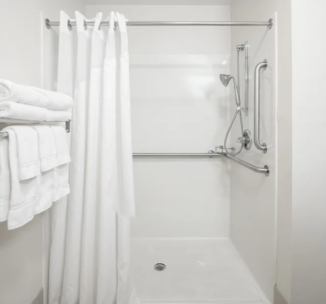 غرفة قياسية بسرير كينج مع أريكة، Holiday Inn Express Hotel Suites Clinton 7/7