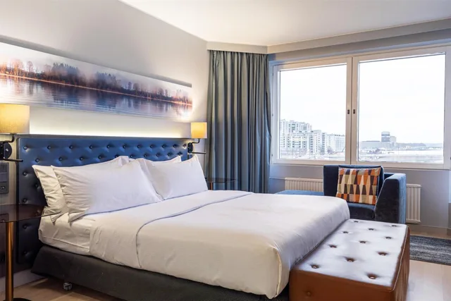 جناح بسرير كينج بإطلالة على البحر مع أريكة، Hilton Helsinki Strand 2/8