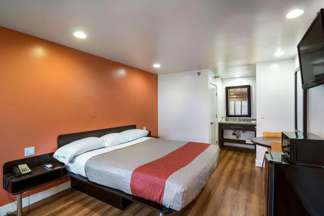 1 King Bed - Non-Smoking, Micfridge، Motel6 Monterey Park, CA 1/7