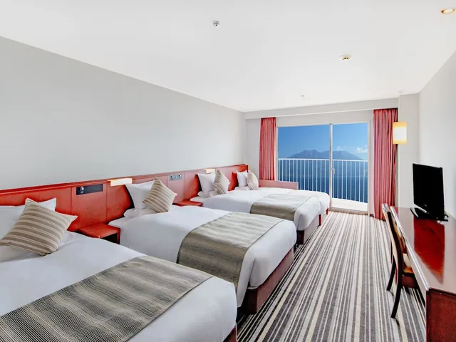 غرفة قياسية رباعية بثلاثة أسرّة، Art Hotel Kagoshima 1/2