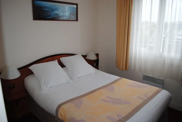غرفة بسرير مزدوج بإطلالة على المدينة، Hotel the Originals Paimpol Le Goelo 1/2