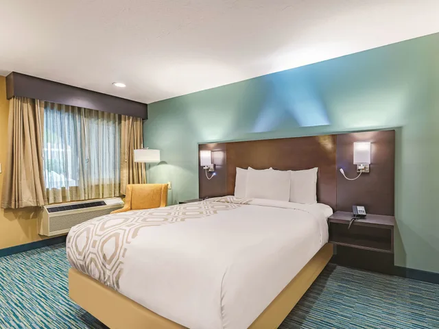 غرفة بسرير كينج، La Quinta Inn & Suites by Wyndham San Francisco Airport West 5/8