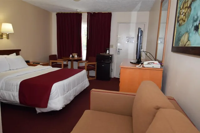 غرفة بسرير كوين بحوض استحمام، Knights Inn Oswego East 5/10