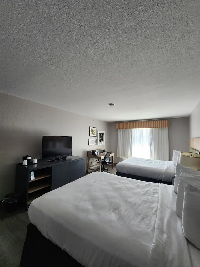 غرفة بسريرين كوين، Country Inn & Suites by Radisson, Topeka West, KS 2/7