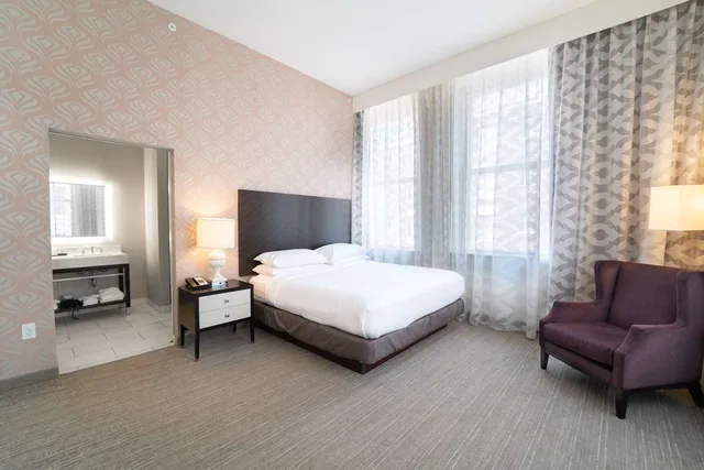 جناح ركني، Embassy Suites Louisville Downtown 1/3