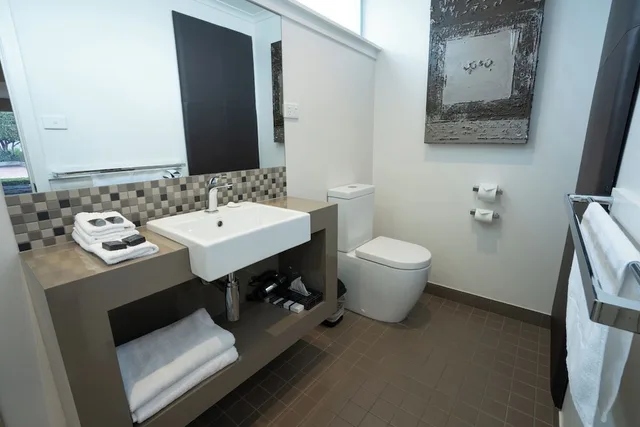 غرفة قياسية بسرير كوين وسرير فردي، Sovereign Park Motor Inn 3/3