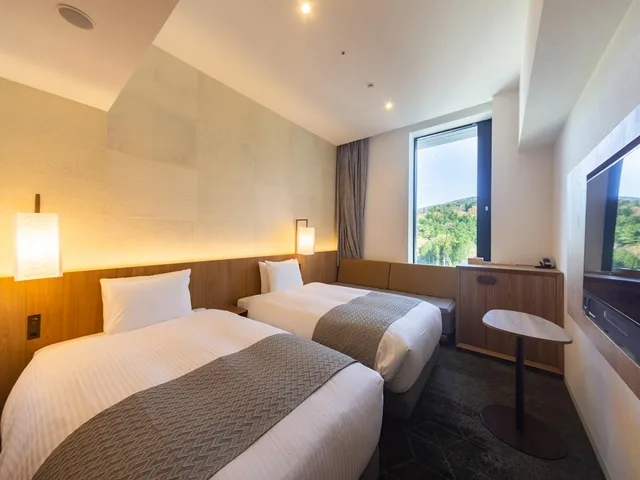 غرفة ثلاثية، Hotel Clad 2/3