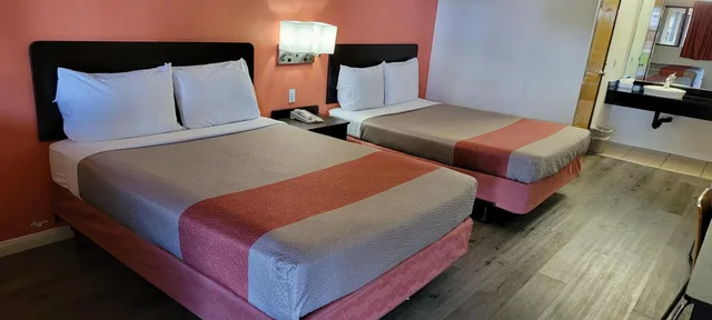 غرفة بسريرين كوين للمدخنين، Motel6 Santa Nella, CA - Los Banos 7/10