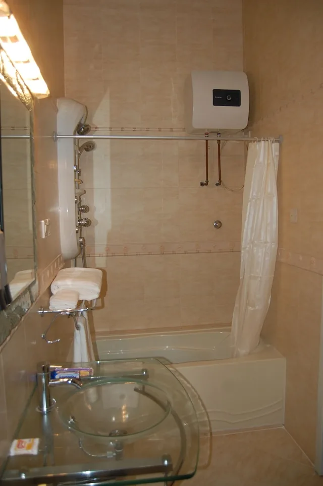 Executive, Suite, Queen Bed, Kingsbridge Royale Hotel 6/7