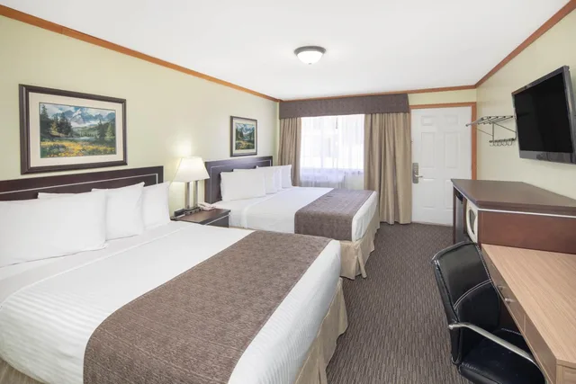 غرفة بسرير كينج وسرير كوين في الطابق الأرضي، Travelodge by Wyndham Golden Sportsman Lodge 9/15