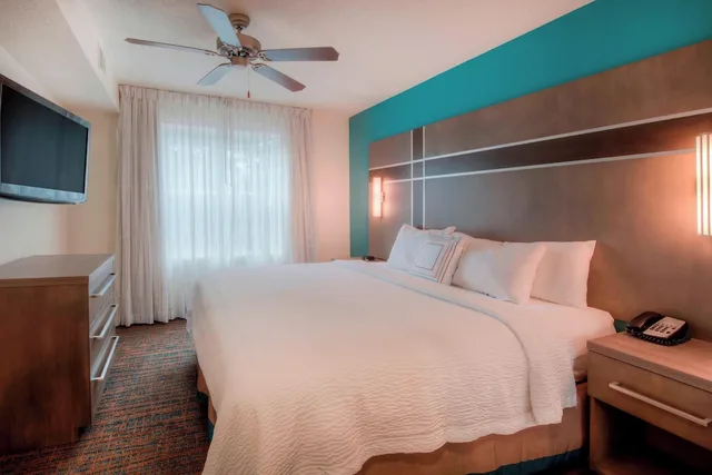 جناح تنفيذي بسرير كينج بغرفة نوم واحدة مع أريكة، Residence Inn Wilmington Landfall 1/3