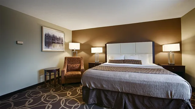 غرفة بسرير كوين بحوض استحمام لذوي الإعاقة، Best Western Plus Pioneer Park Inn 1/3