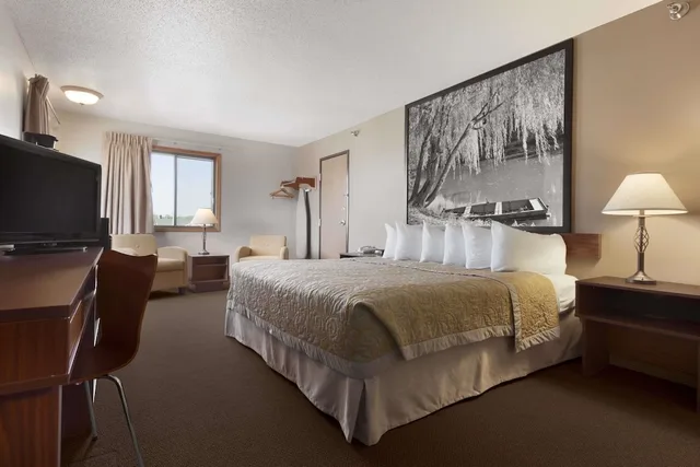 جناح استوديو بسرير كينج بحوض جاكوزي، Super 8 by Wyndham Sioux Falls/41st Street 1/1