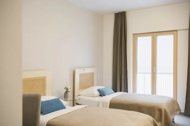 غرفة بريميوم بسريرين منفصلين بغرفة نوم واحدة، ART HOTEL 2/4
