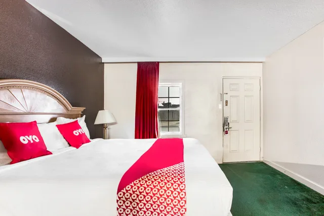 غرفة بسرير كينج، OYO Hotel Bald Knob near Searcy AR 1/9