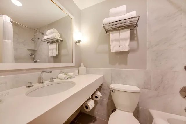غرفة سيغنتشر بسرير كينج، The Andrew Hotel 7/10