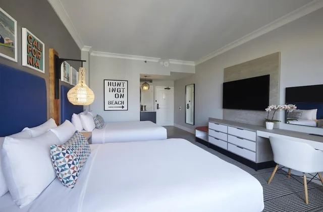 غرفة بسريرين كوين بإطلالة على البحر بشرفة، The Waterfront Beach Resort, a Hilton Hotel 5/8