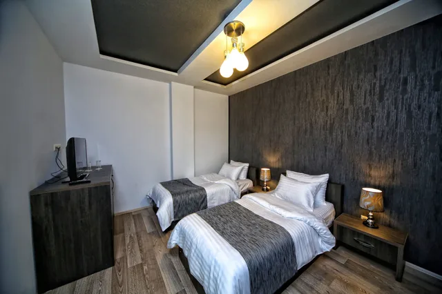 غرفة ثلاثية بسرير كينج وسرير فردي، Continental Hotel 2/4