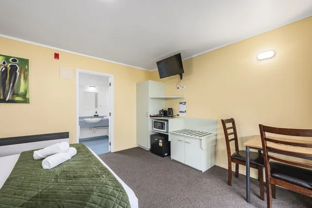 Upstairs, Studio, Queen Bed, Fenton Court Motel 4/7