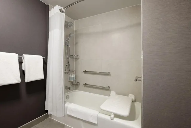 غرفة بسرير كينج بإطلالة على الفناء، Courtyard Dallas Las Colinas 6/7