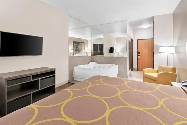 غرفة بسرير كينج بجاكوزي، Super 8 by Wyndham Fort Worth Stockyards 5/7