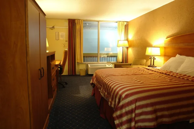 غرفة قياسية بسرير كينج، The Lodge Hotel Banquets St Louis Airport 7/10