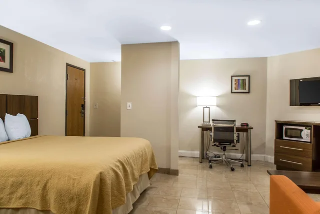 جناح بسرير كوين، Quality Inn and Suites Middletown Newport 2/3