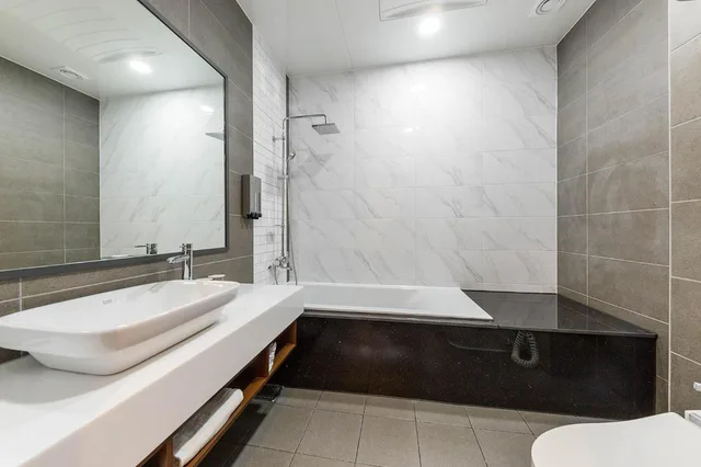 غرفة ديلوكس بسرير مزدوج بحوض استحمام، Hotel Demer 7/10